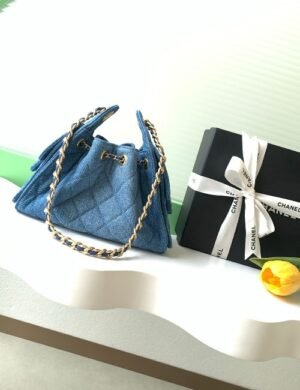 Chanel Diamond Élégance Carryall - Image 2