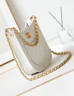 Chanel Leather Shoulder Bag - Image 5