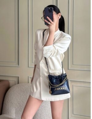 Chanel Signature Elite Shopper - Image 4