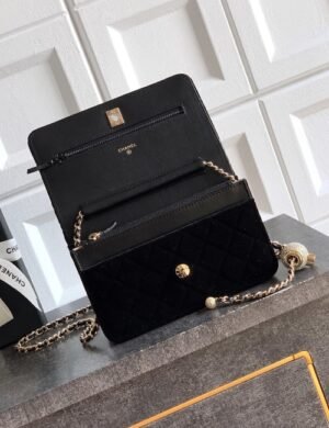 Chanel Avenue Leather Shopper - Image 4