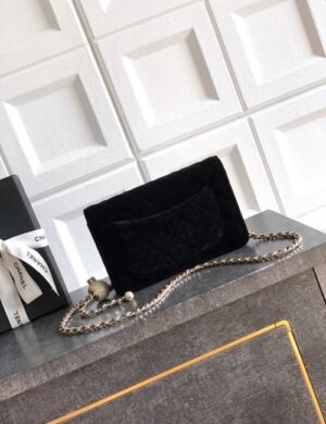 Chanel Avenue Leather Shopper - Image 2