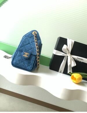 Chanel Diamond Élégance Carryall - Image 3