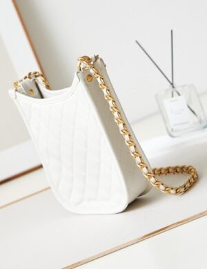 Chanel Leather Shoulder Bag - Image 3