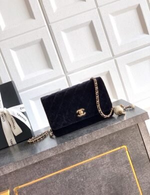 Chanel Avenue Leather Shopper - Image 1
