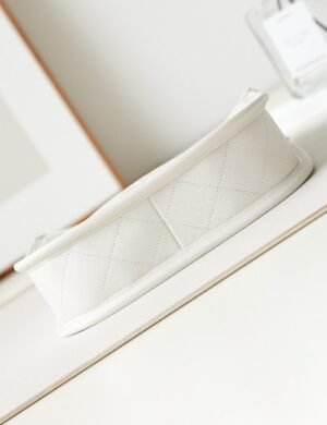 Chanel Leather Shoulder Bag - Image 4