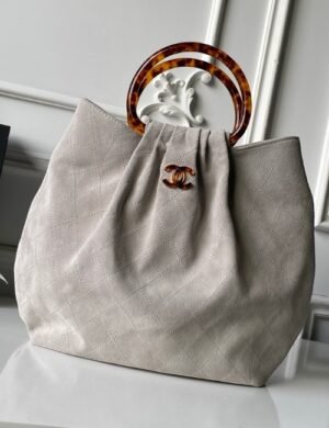 Chanel Élite Diamond Shopper - Image 1
