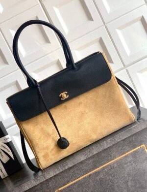 Chanel Vélaroque Essence Carryall - Image 1