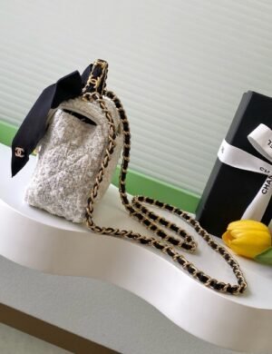 Chanel Royal Essence Carryall - Image 2