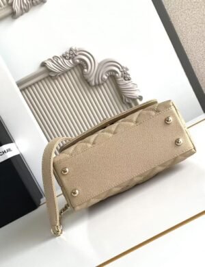 Chanel 22 Quilted Hobo Bag - Image 3